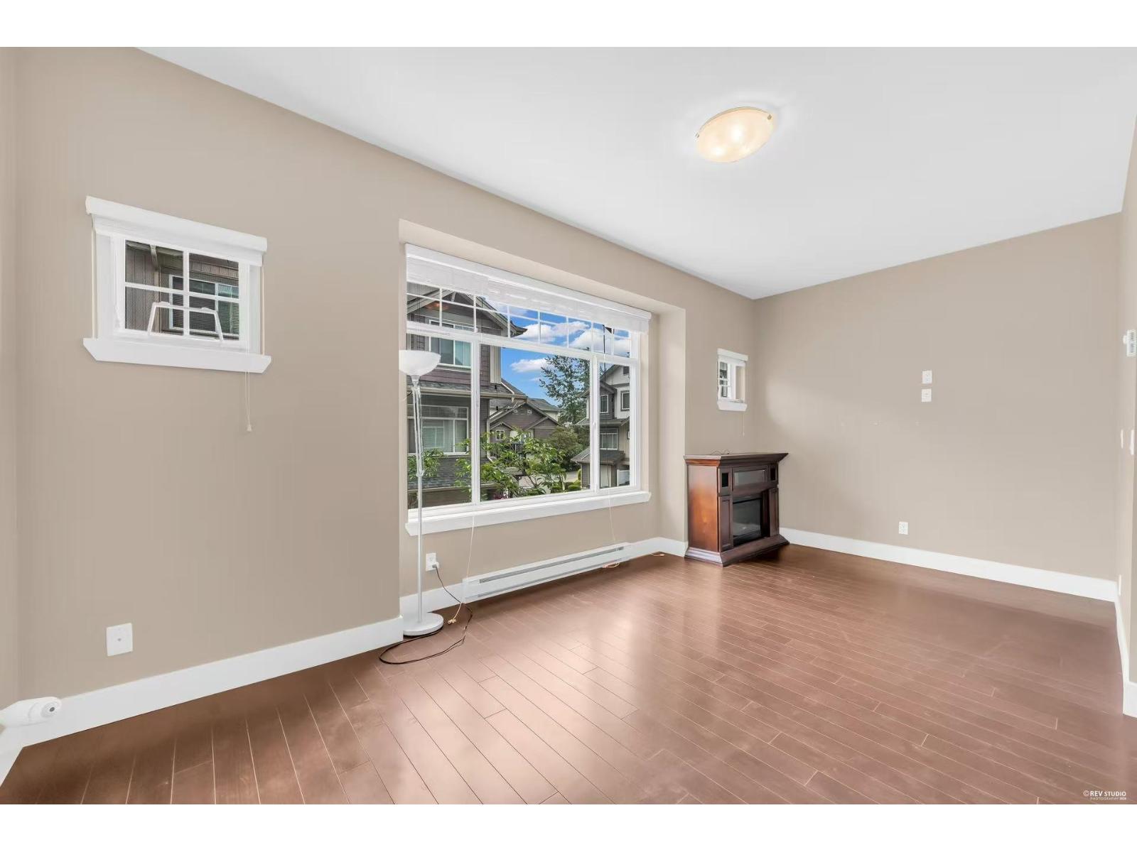 15933 86A AVE, Surrey — photo 2