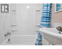 55 Iroquois Street W, Moose Jaw, SK S6H5A4 Photo 31