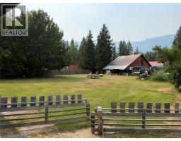 Living room - 4243 Bloomquist Road, Malakwa, BC V0E2J0 Photo 8