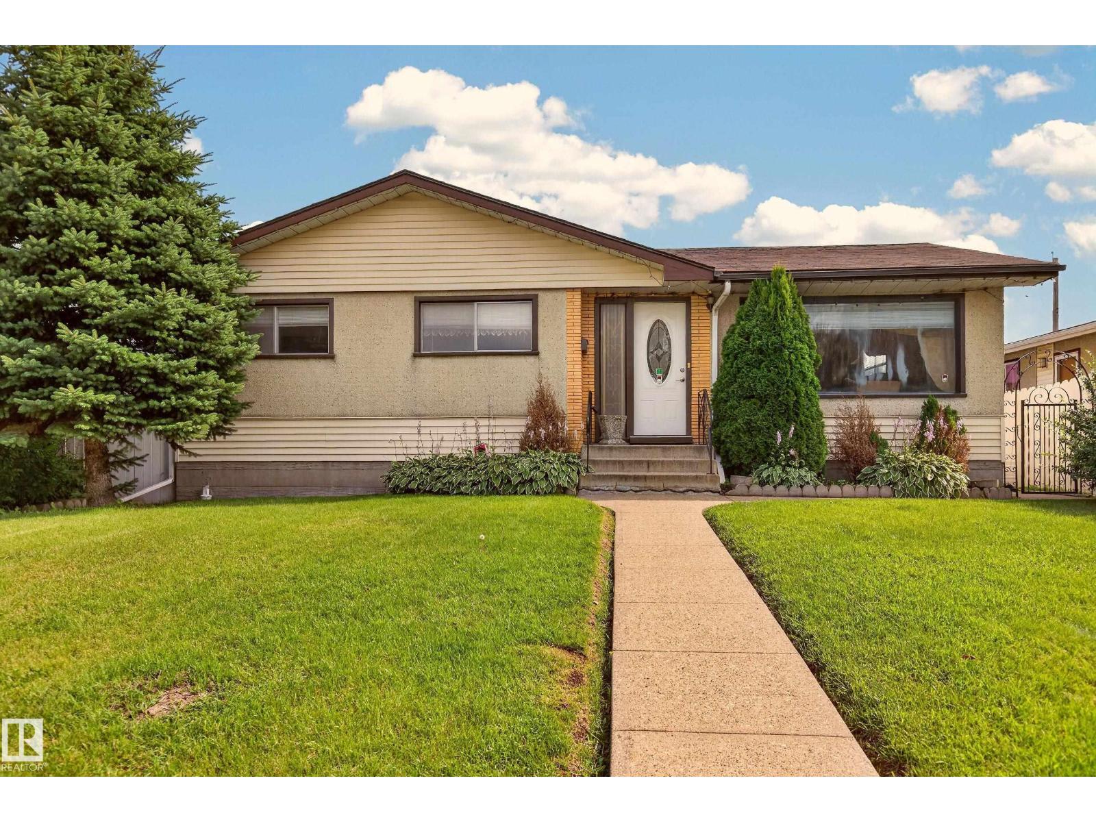 8411 136 AV NW - 1