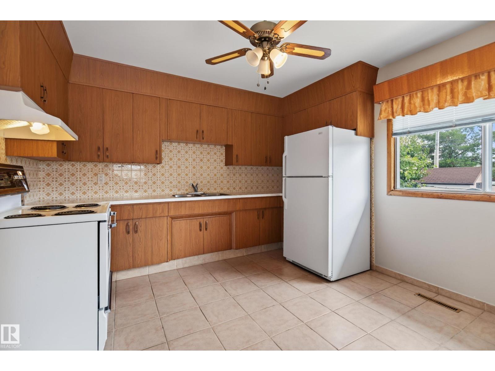 8411 136 AV NW - 11