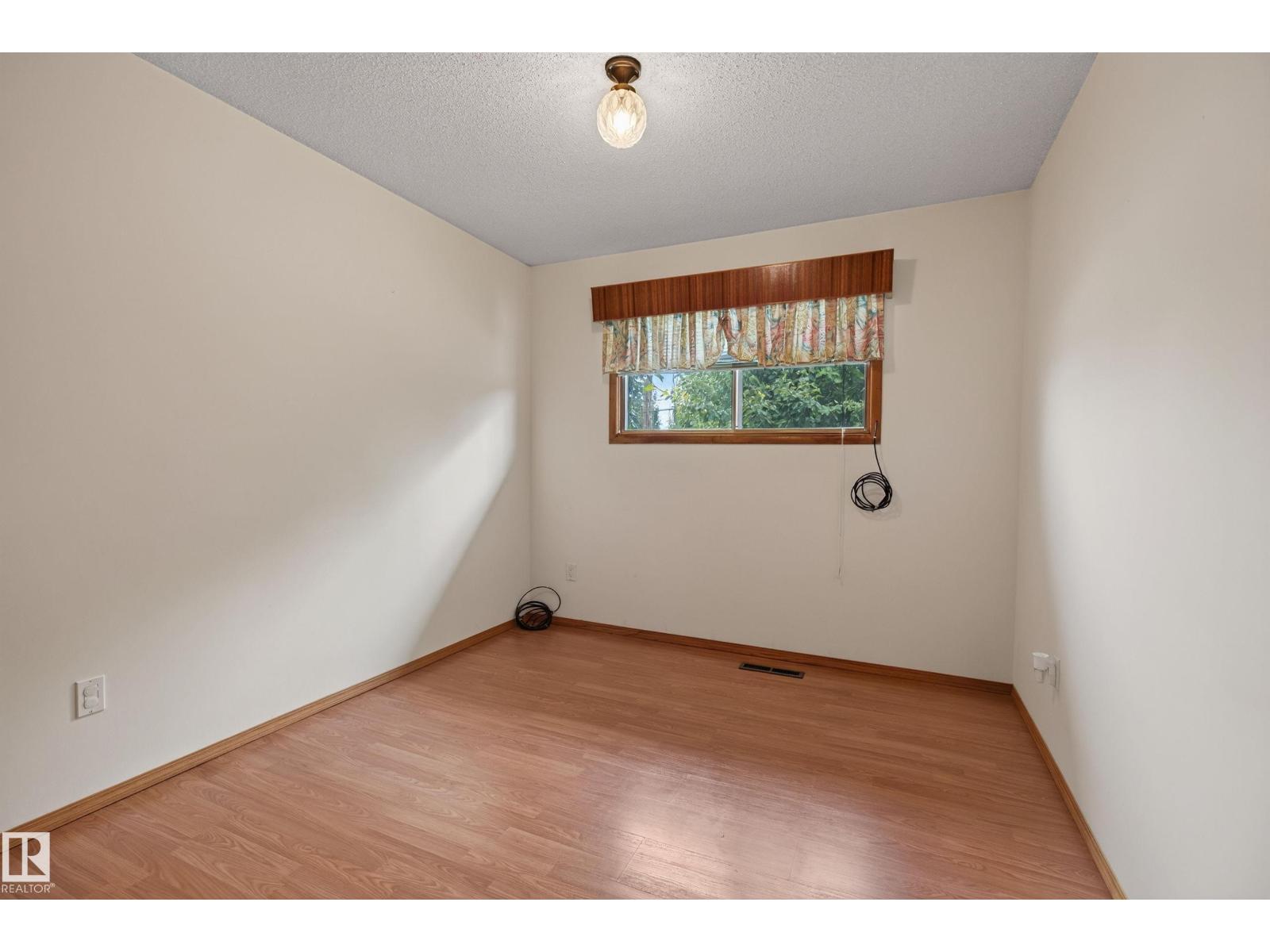 8411 136 AV NW - 15