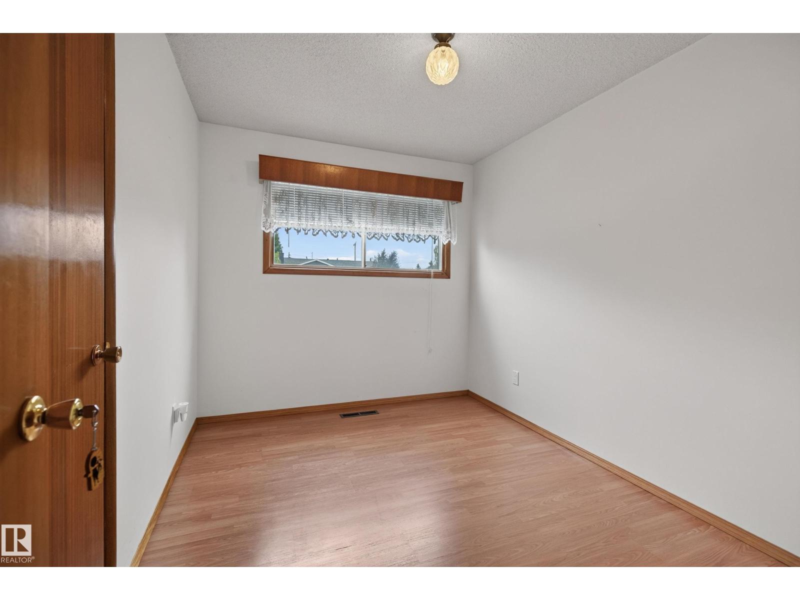 8411 136 AV NW - 16