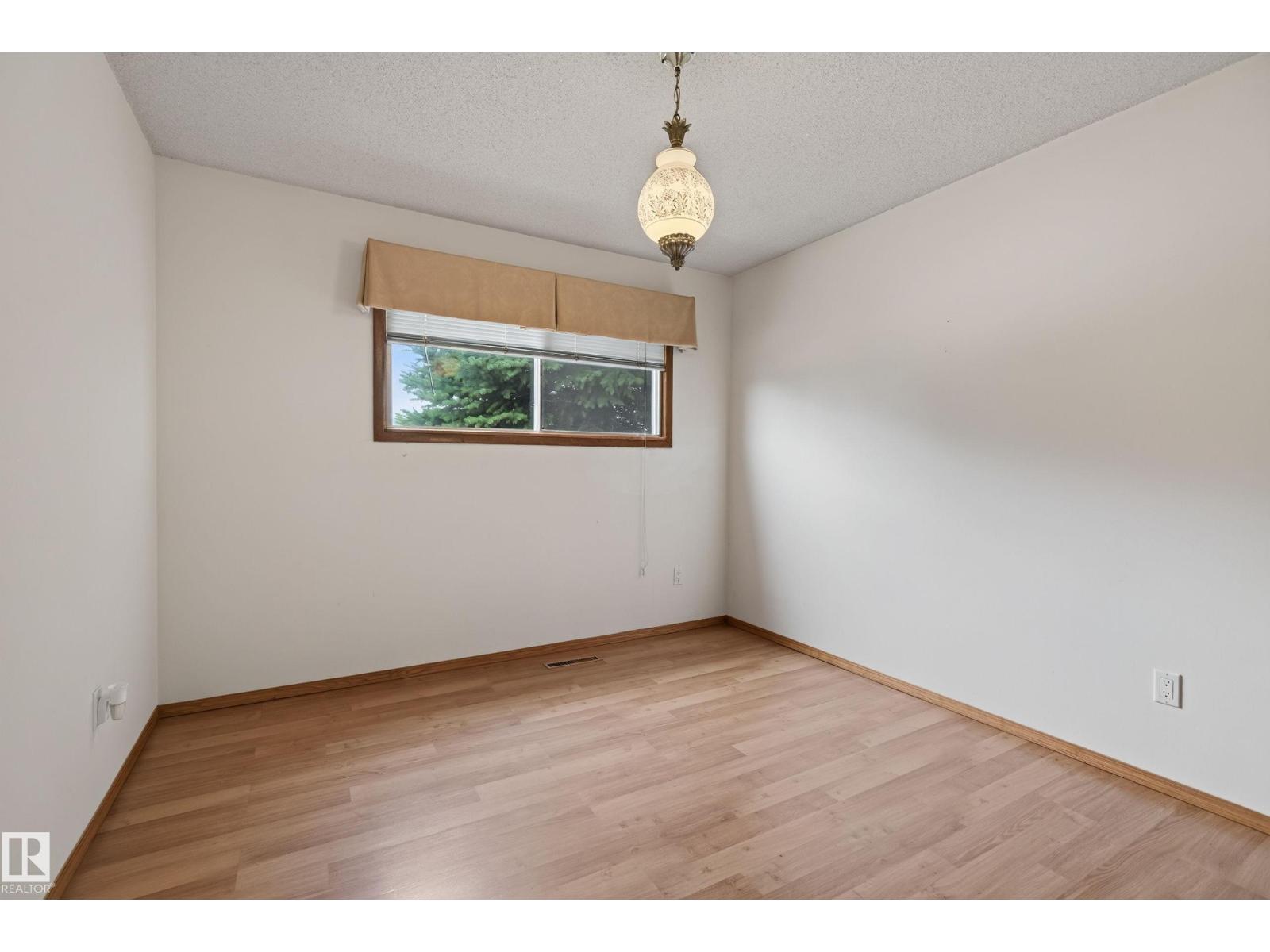 8411 136 AV NW - 17
