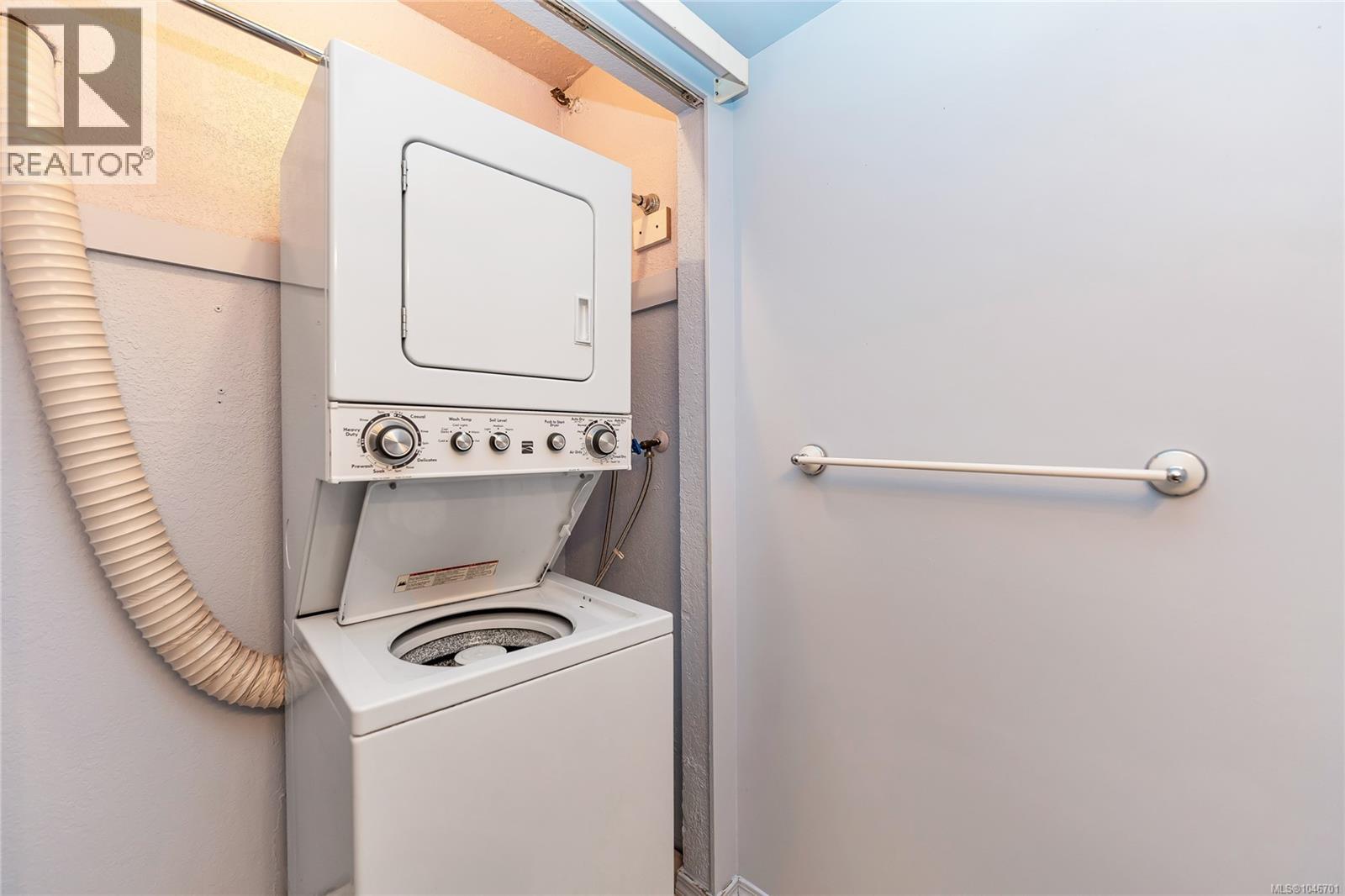 212 73 Gorge Road West, Saanich