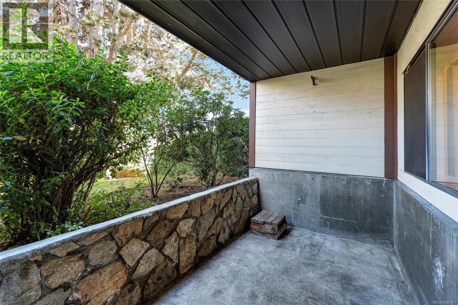 212 73 Gorge Road West, Saanich