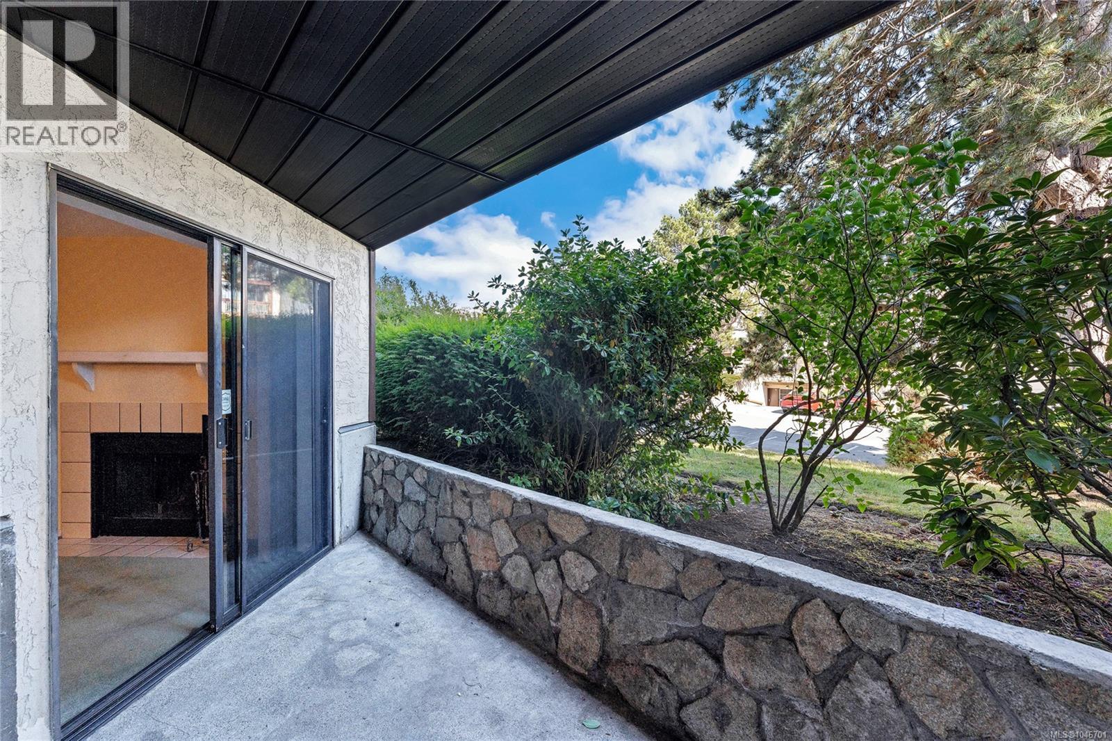 212 73 Gorge Road West, Saanich