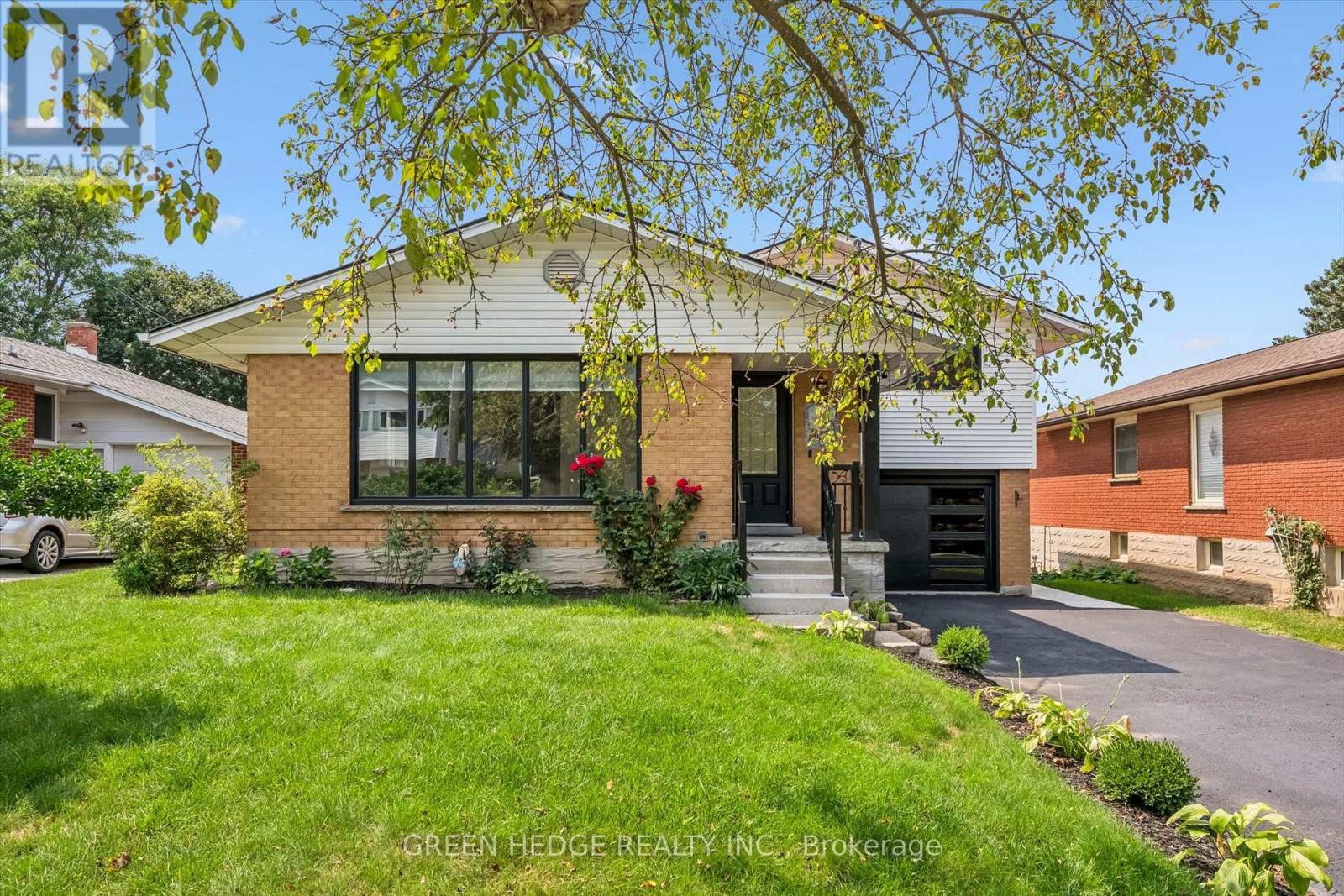 385 VILLAGE CRESCENT — photo 3