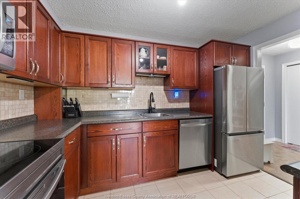 #405 3936 Wyandotte STREET East - 11