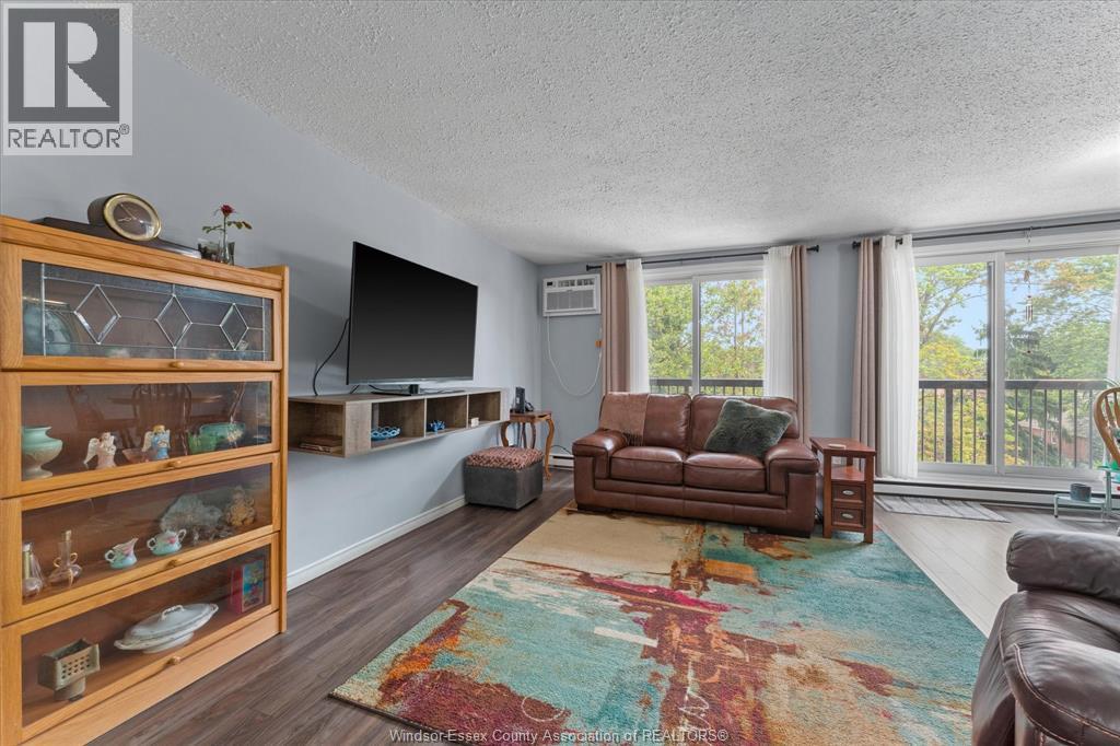#405 3936 Wyandotte STREET East - 4