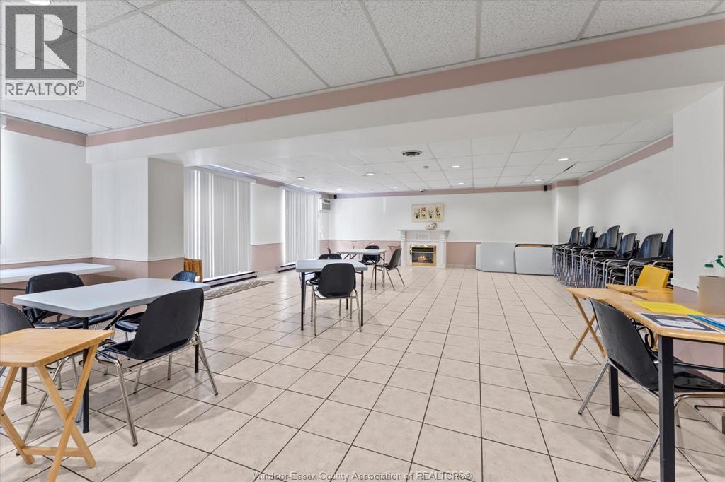 #405 3936 Wyandotte STREET East - 25