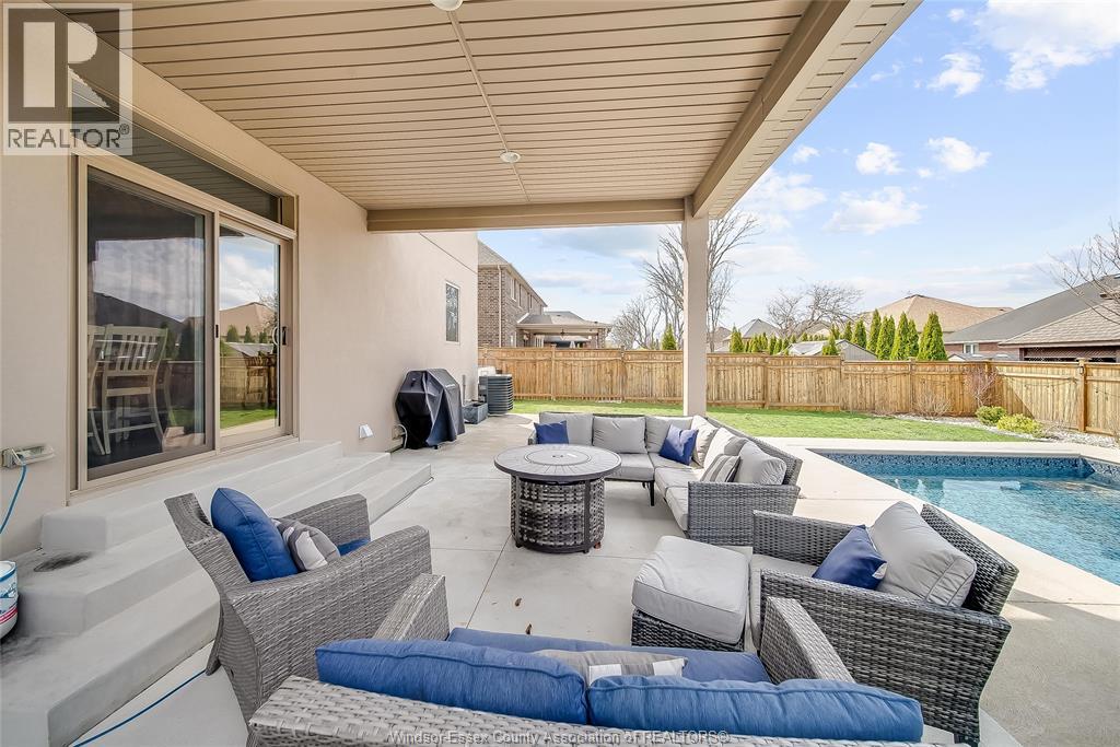 1096 CHARLOTTE CRESCENT - 42
