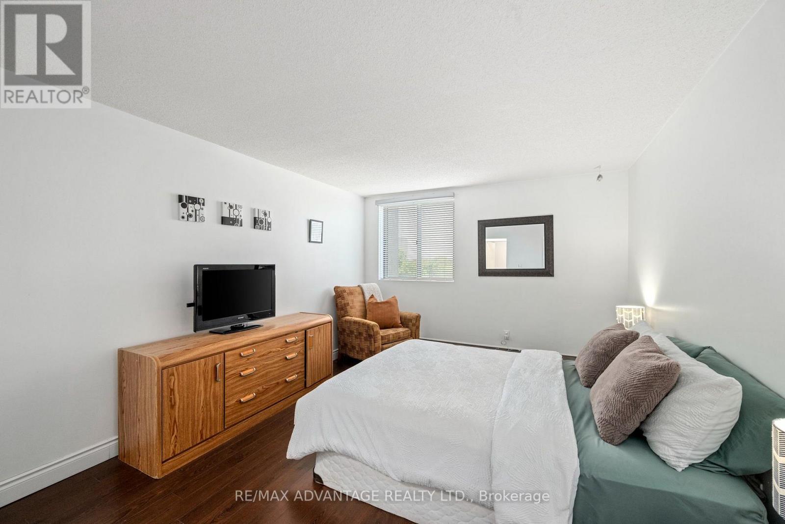 #708 570 PROUDFOOT LANE - Image 17