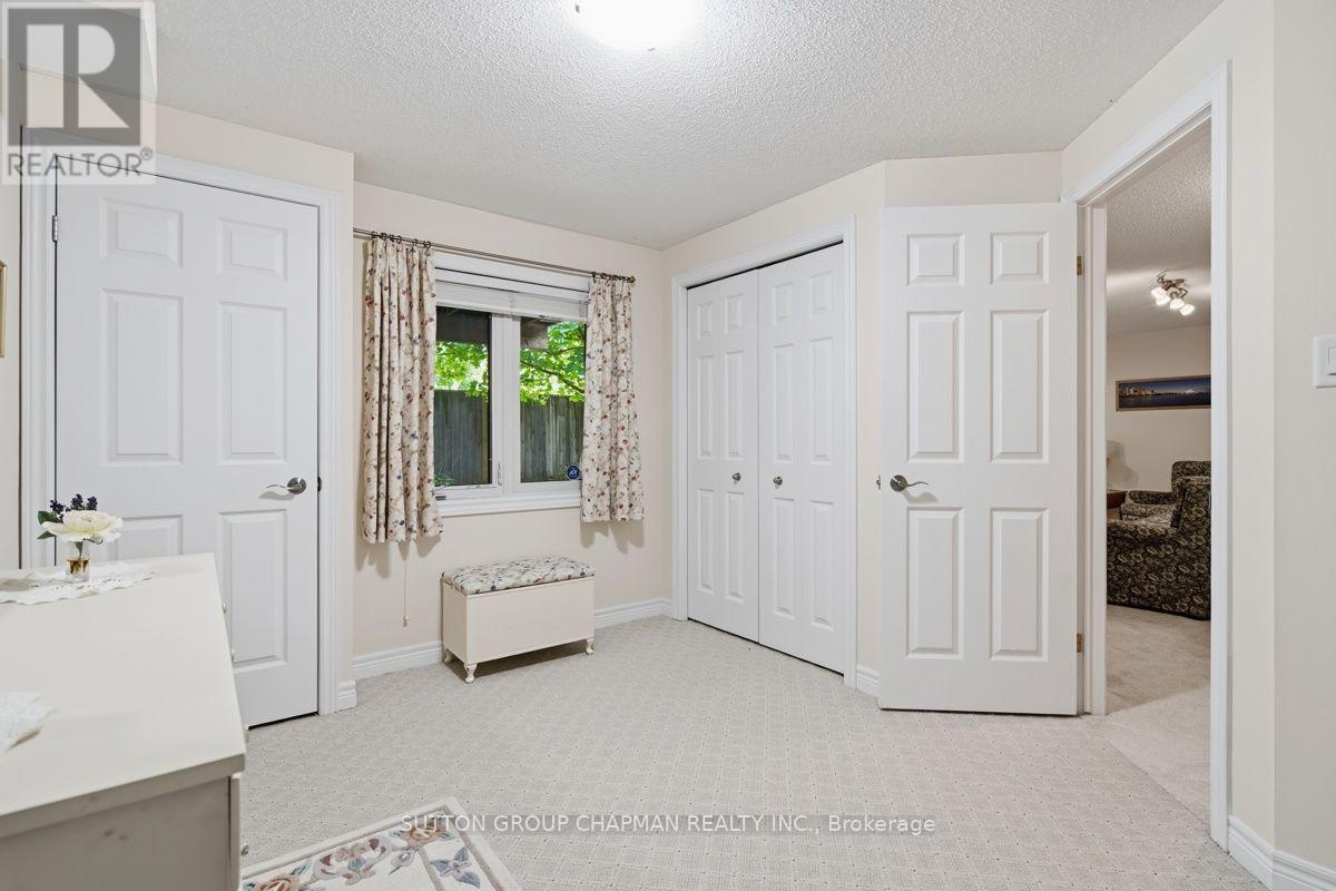 #15 455 HYDE PARK ROAD - 44