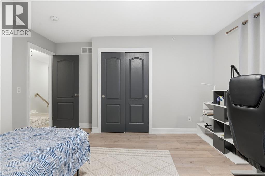 121 MOFFATT Street - 24