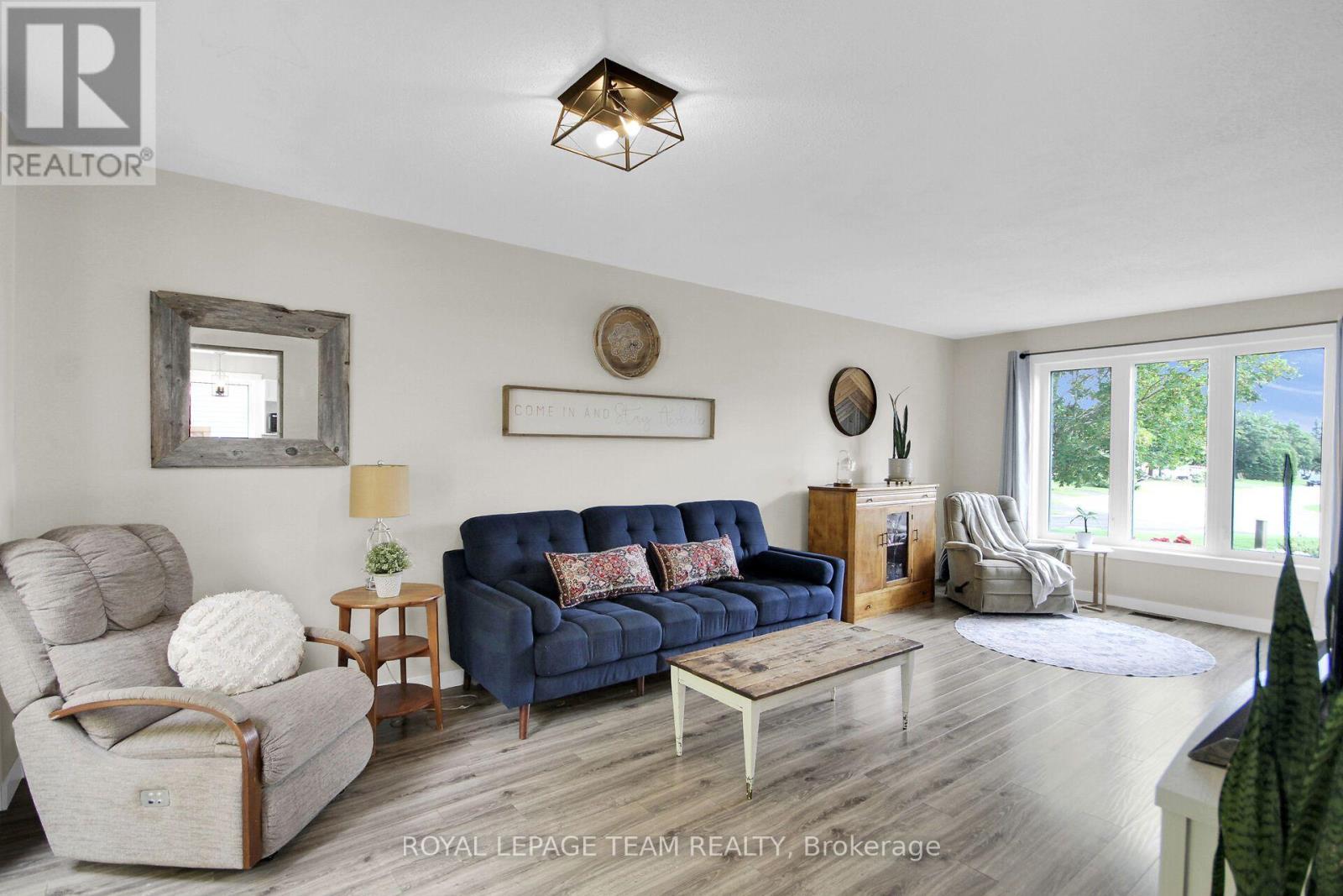 Spacious livingroom w/large window