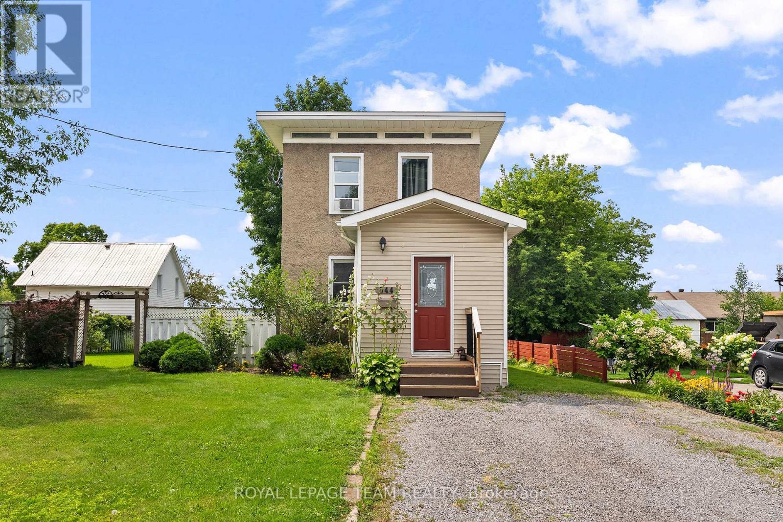2 Bed, 1 Bath House for Sale in Pembroke – 544 MACKAY STREET, Pembroke – MLS# X13665986 - Image 2
