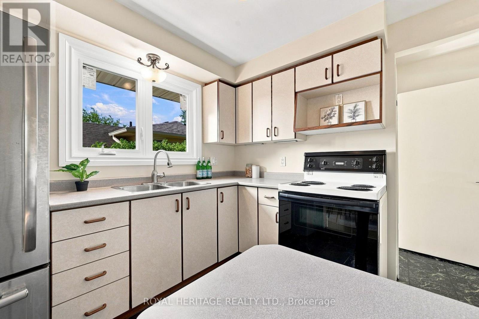 471 ROSSLAND ROAD E - 12