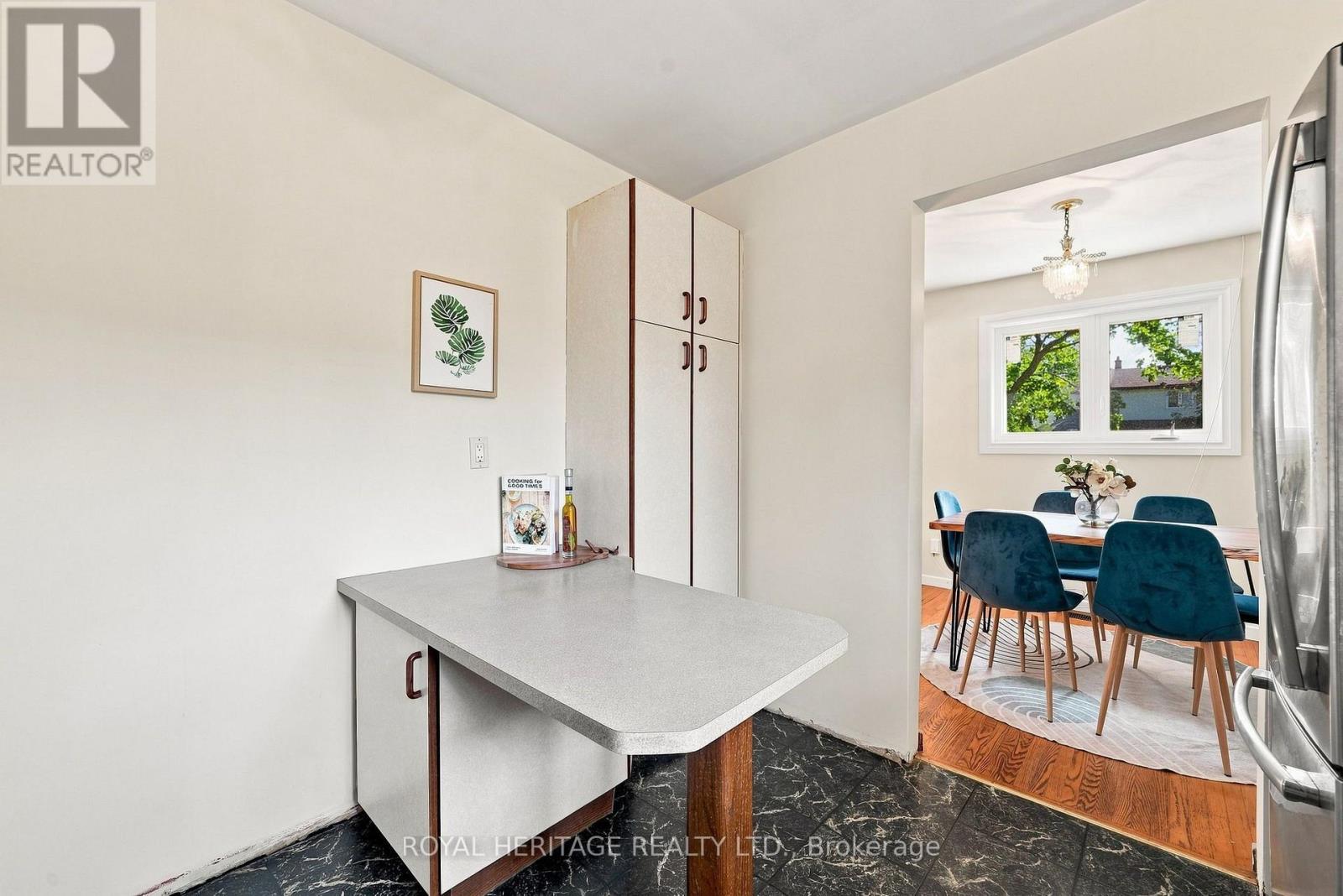 471 ROSSLAND ROAD E - 17