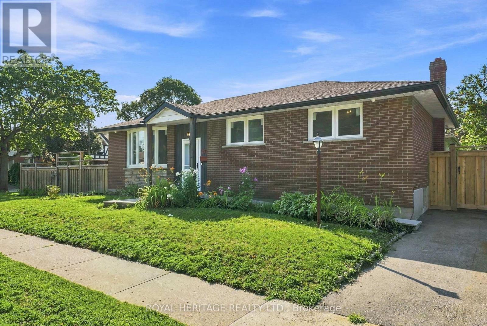 471 ROSSLAND ROAD E - 2