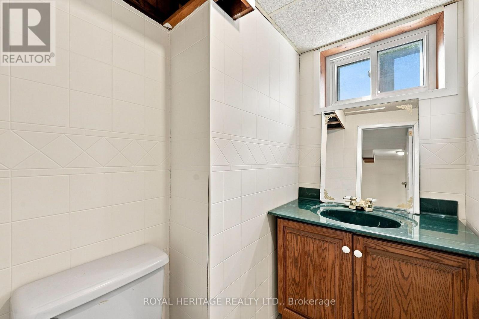 471 ROSSLAND ROAD E - 26