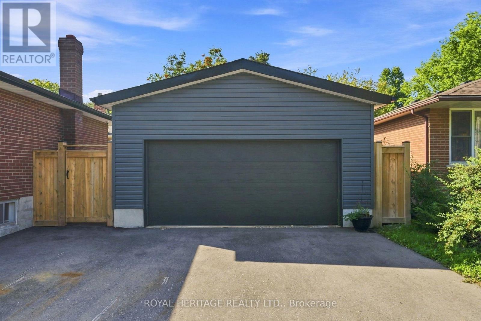 471 ROSSLAND ROAD E - 3