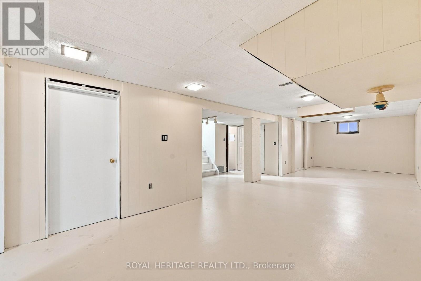 471 ROSSLAND ROAD E - 35