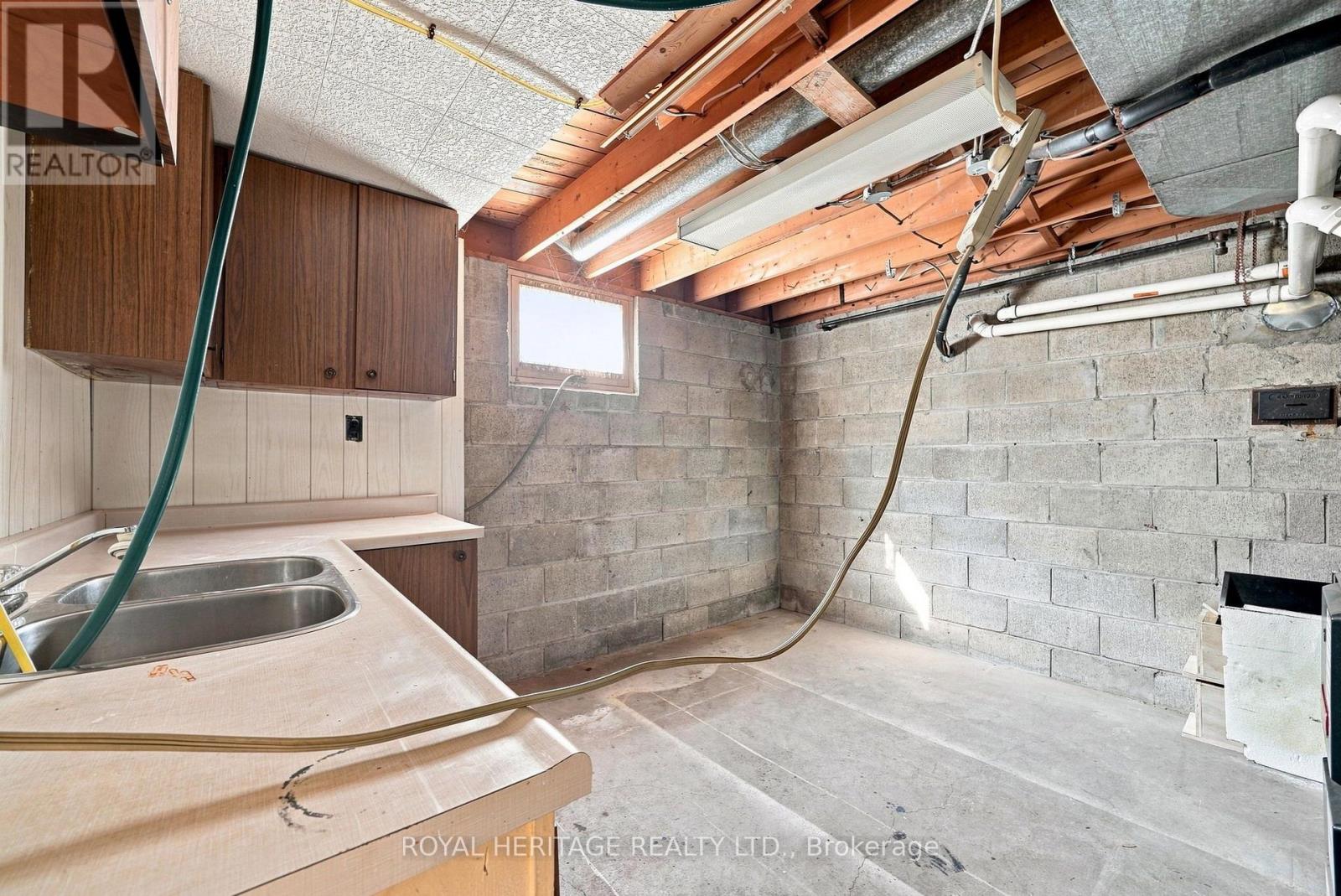471 ROSSLAND ROAD E - 37
