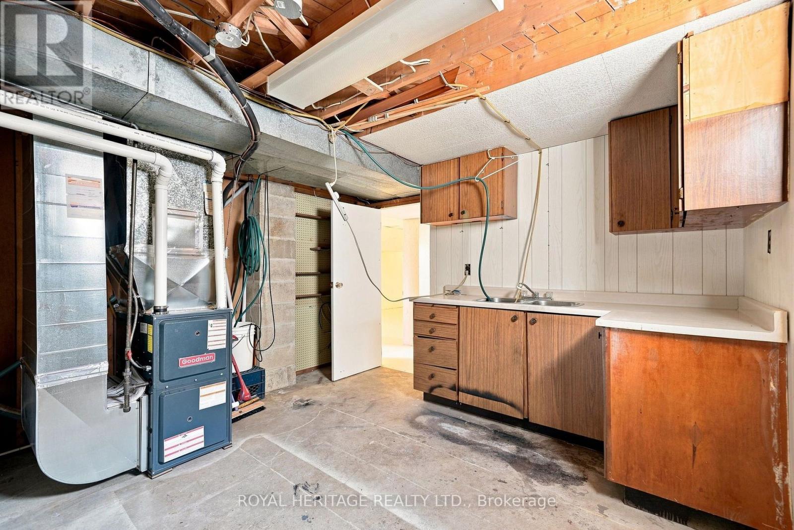 471 ROSSLAND ROAD E - 38