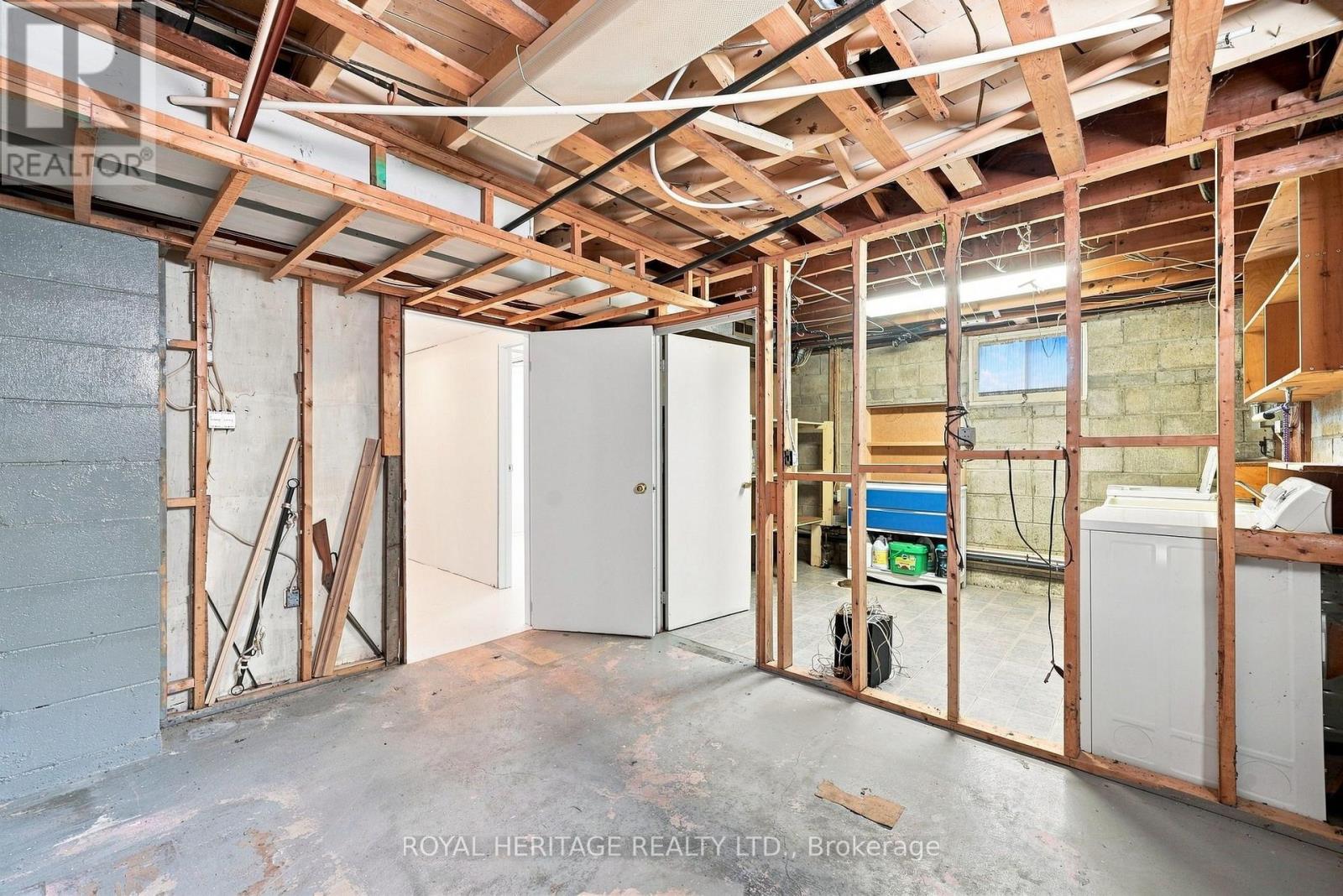 471 ROSSLAND ROAD E - 40