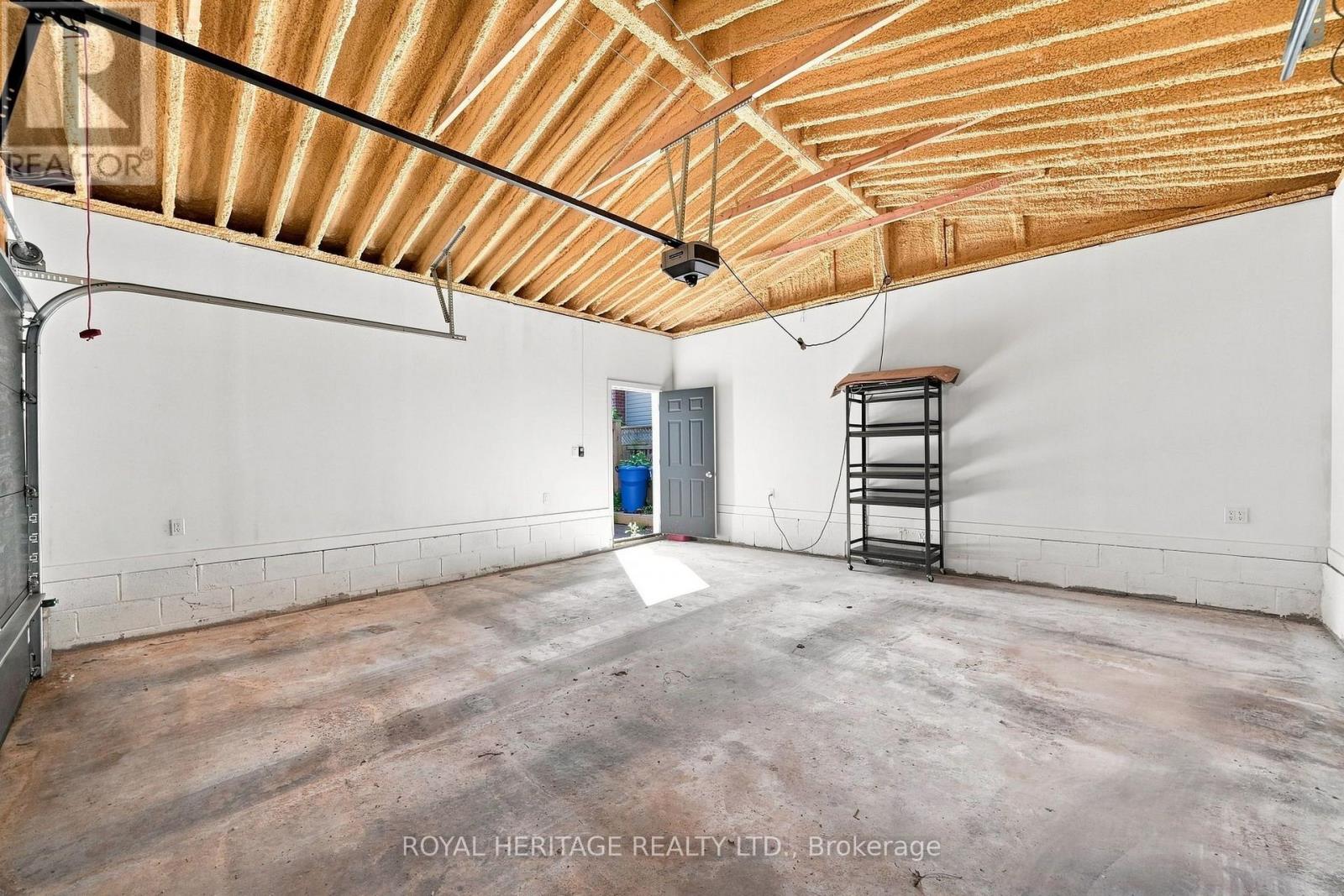 471 ROSSLAND ROAD E - 43