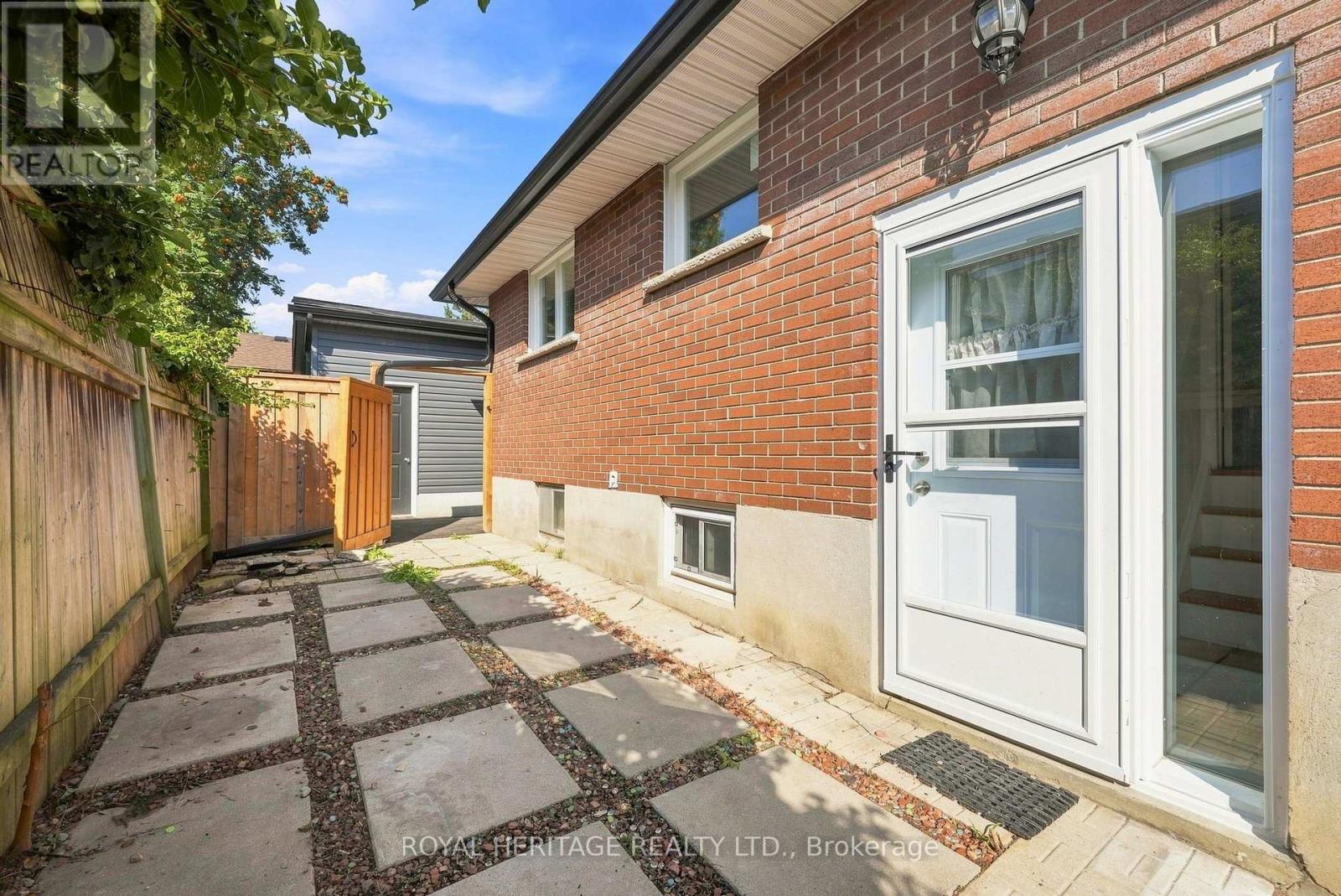 471 ROSSLAND ROAD E - 45