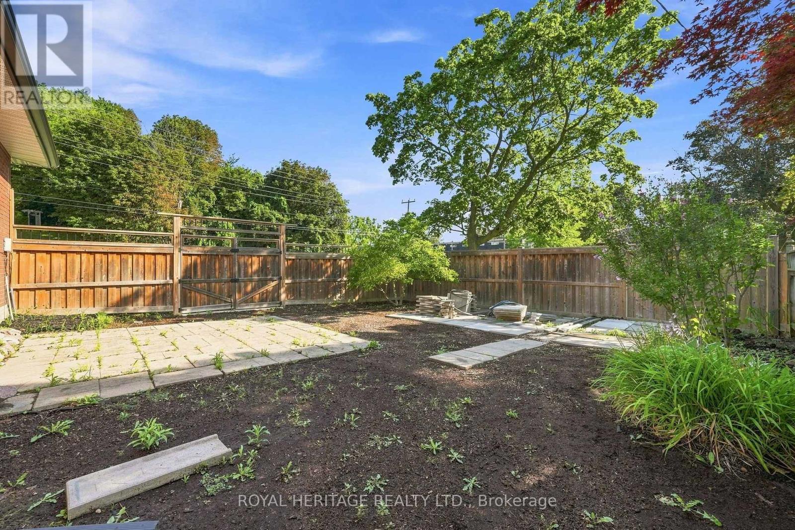 471 ROSSLAND ROAD E - 46