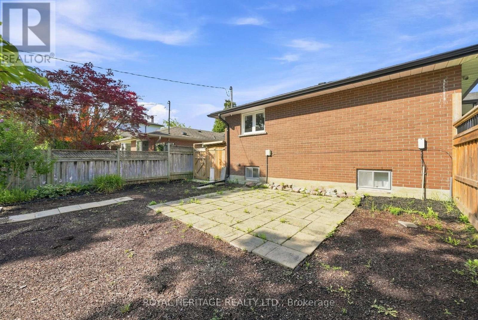 471 ROSSLAND ROAD E - 49