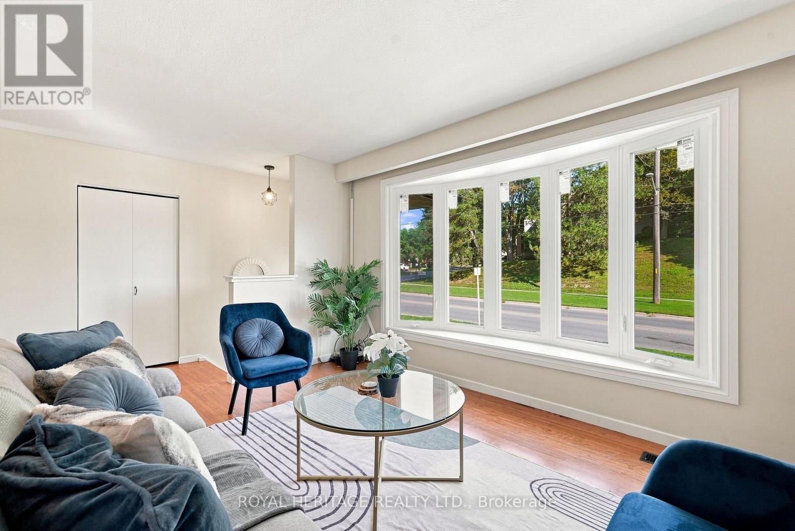 471 ROSSLAND ROAD E - 7