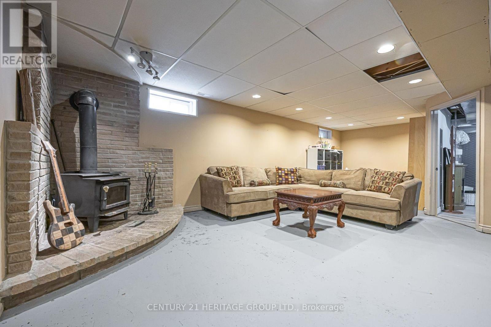 143 THOMS CRESCENT - 35