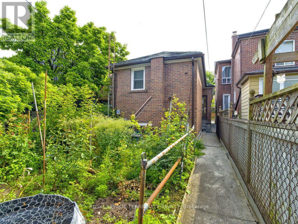 274 HARVIE AVENUE - 46