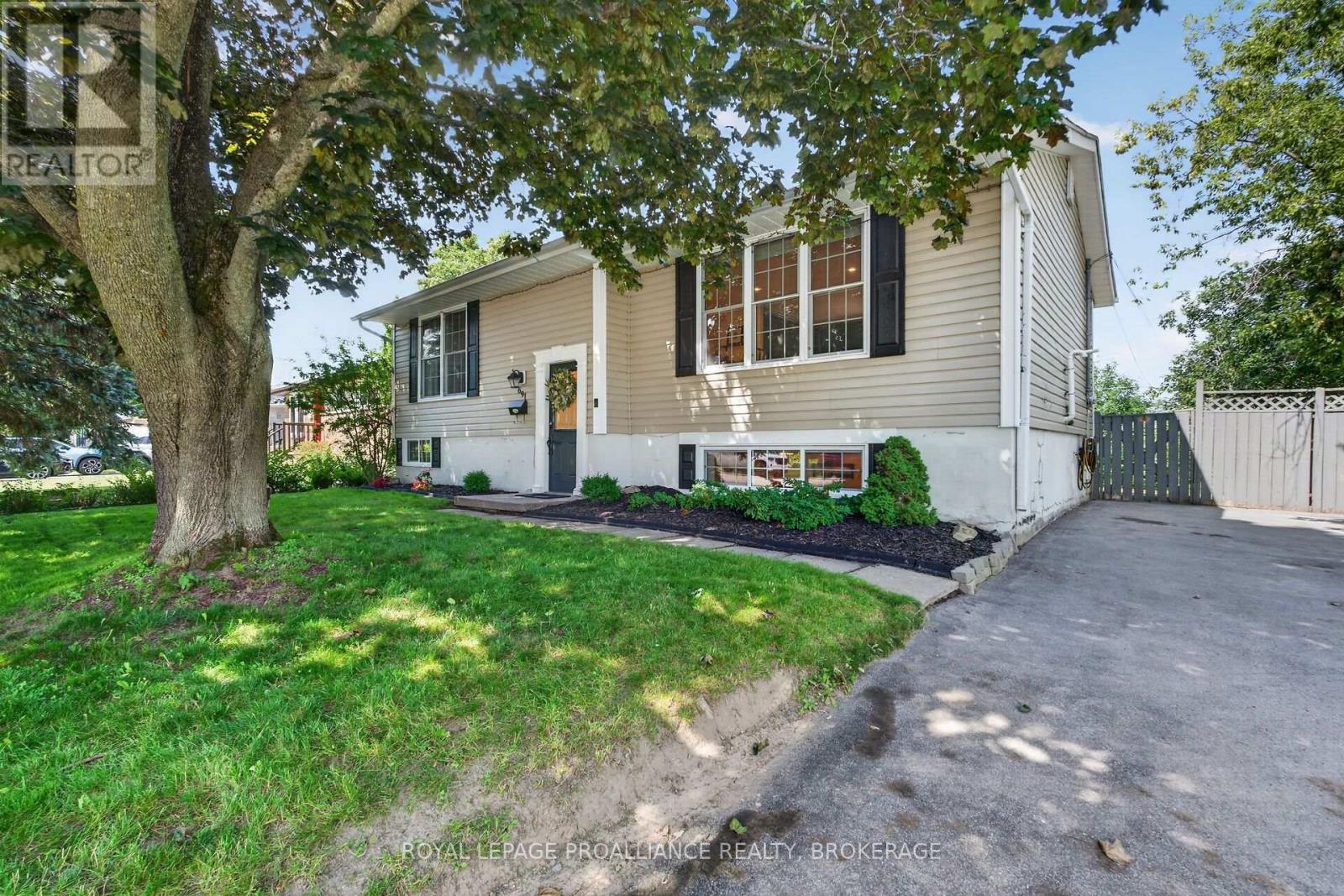 691 AYLMER CRESCENT - 2