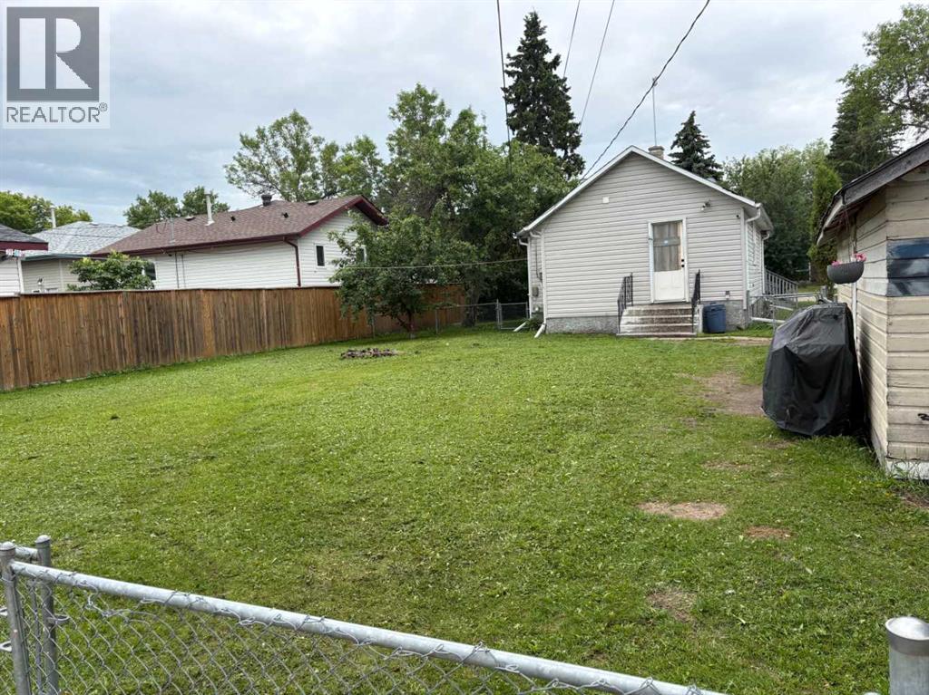 5110 60 Avenue - 10
