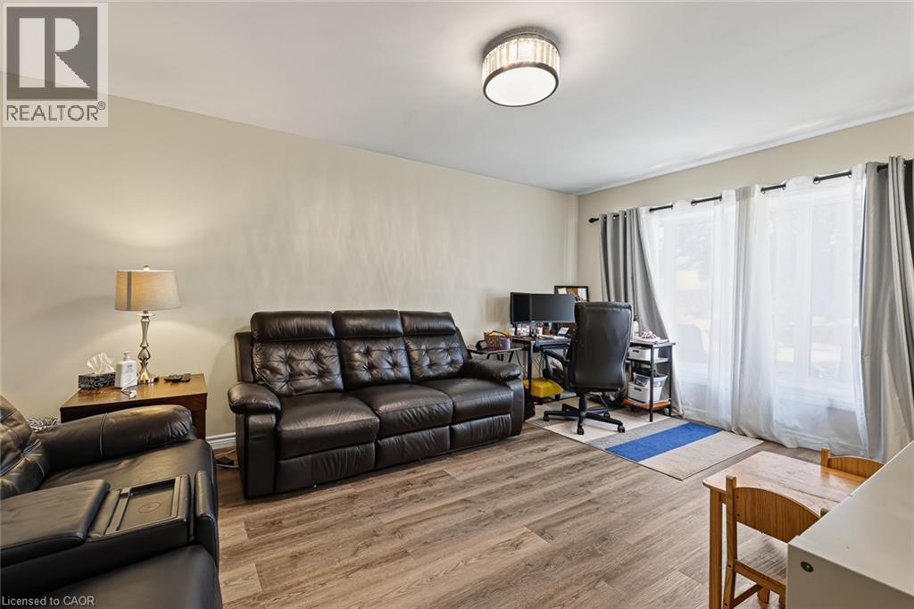 138 LYNDALE Crescent - 2