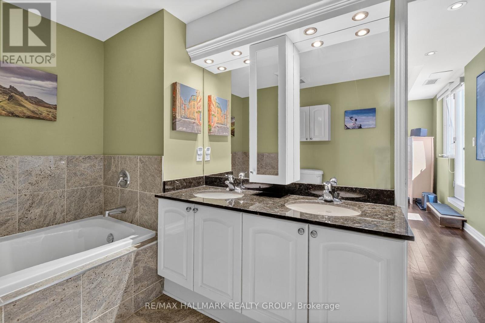 2 Bed, 3 Bath House for Rent in Ottawa – PH01 – 134 YORK STREET, Ottawa – MLS# X13666350 - Image 29