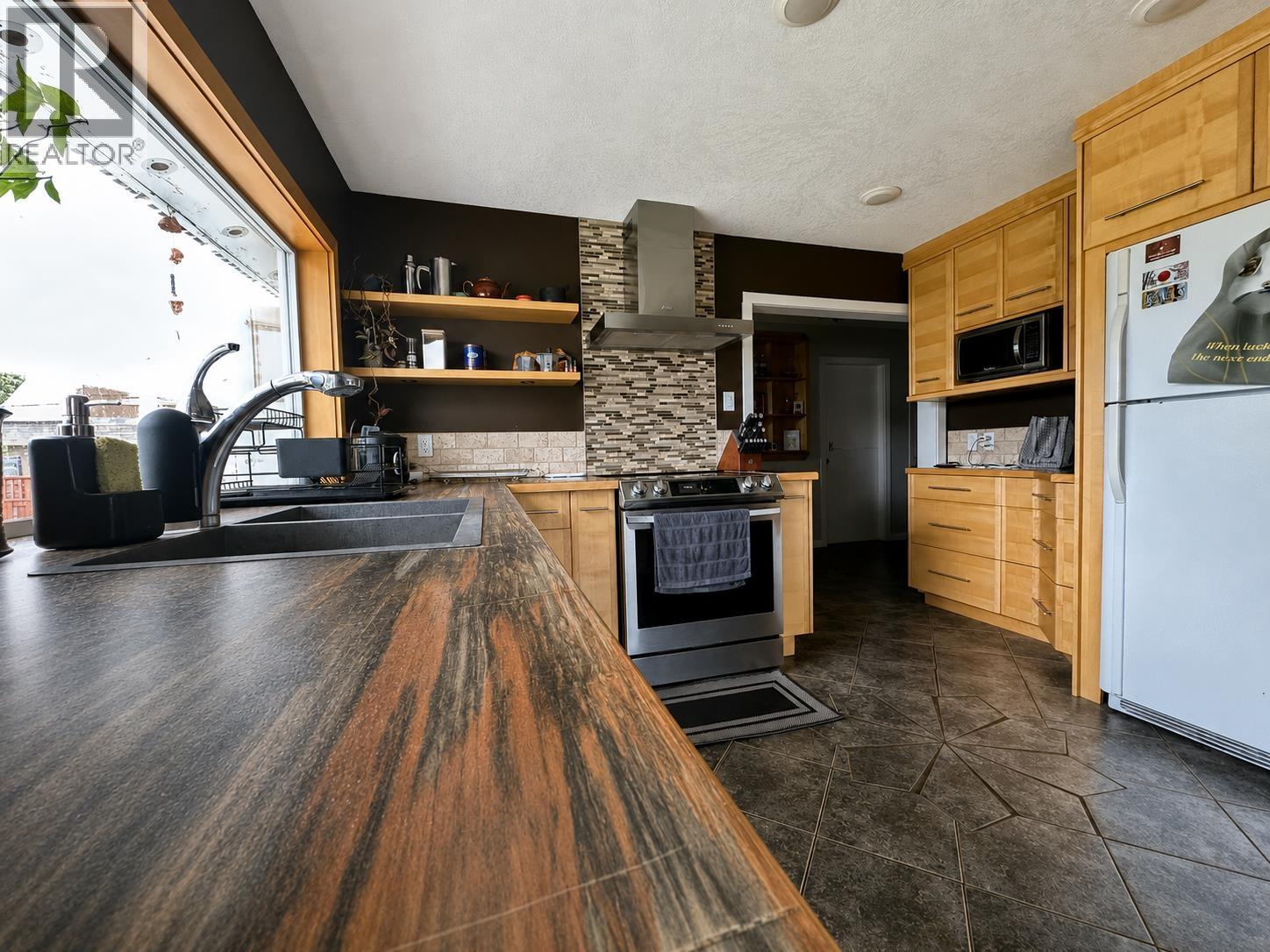3672 BROADWAY Avenue, Smithers