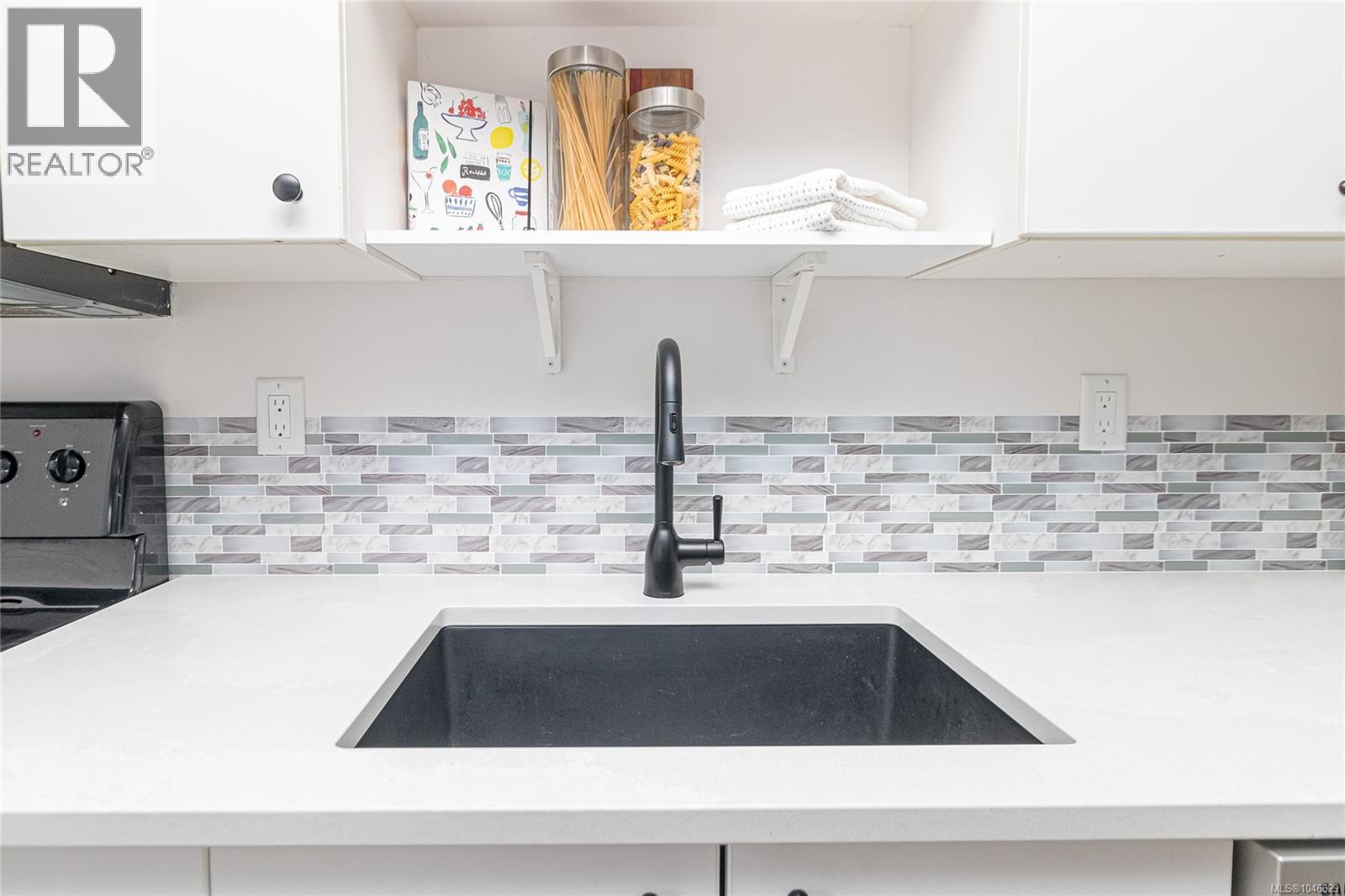 303 932 Johnson Street, Victoria