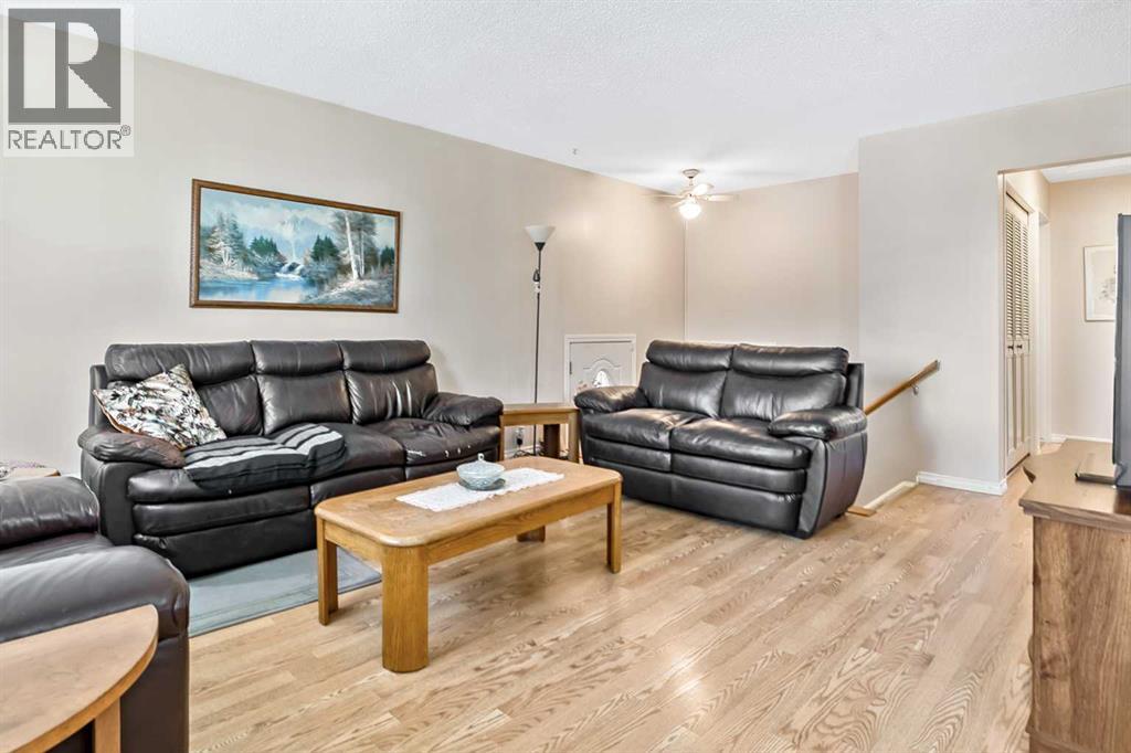 323 Woodvale Crescent SW, Woodlands, Calgary photo 4
