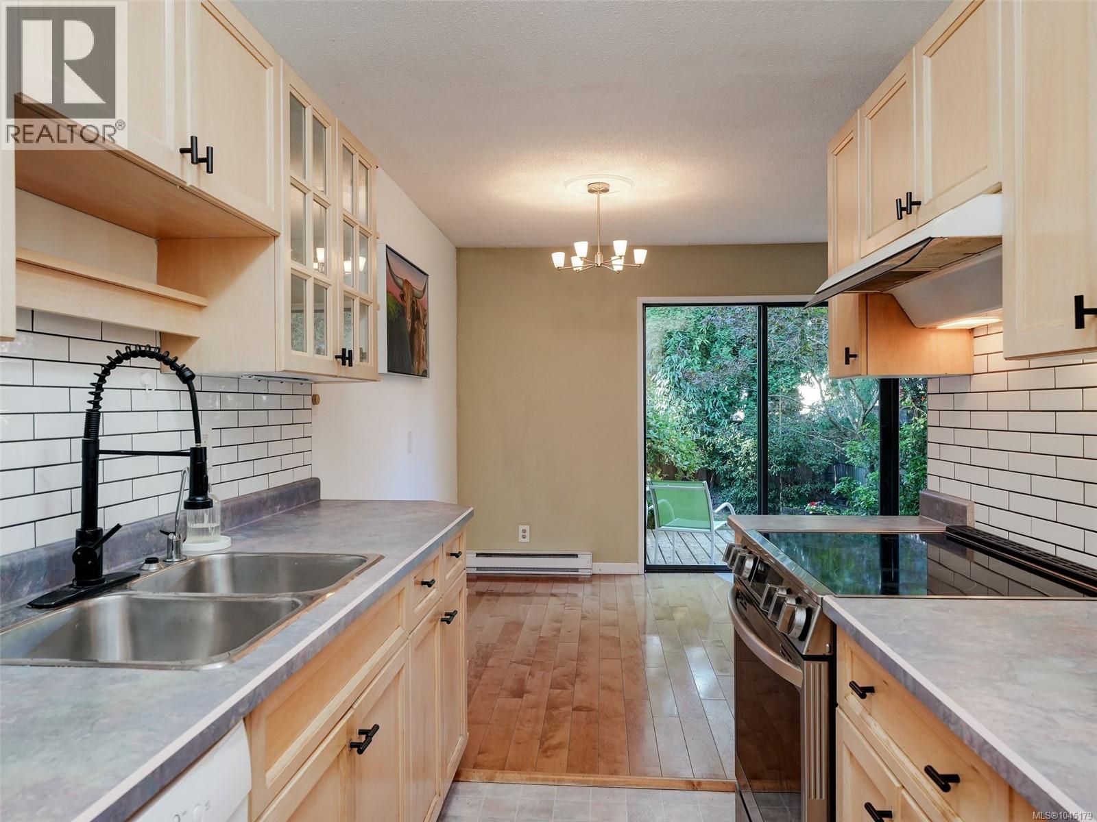 15 1701 McKenzie Avenue, Saanich