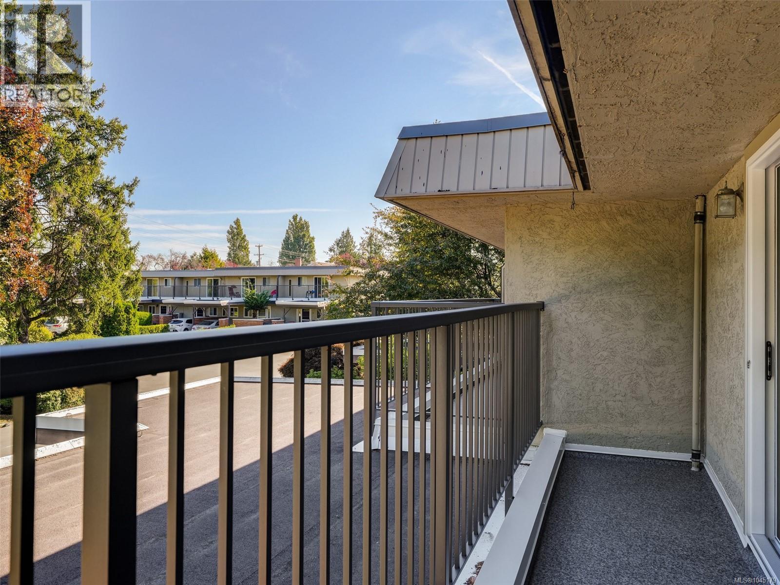 15 1701 McKenzie Avenue, Saanich