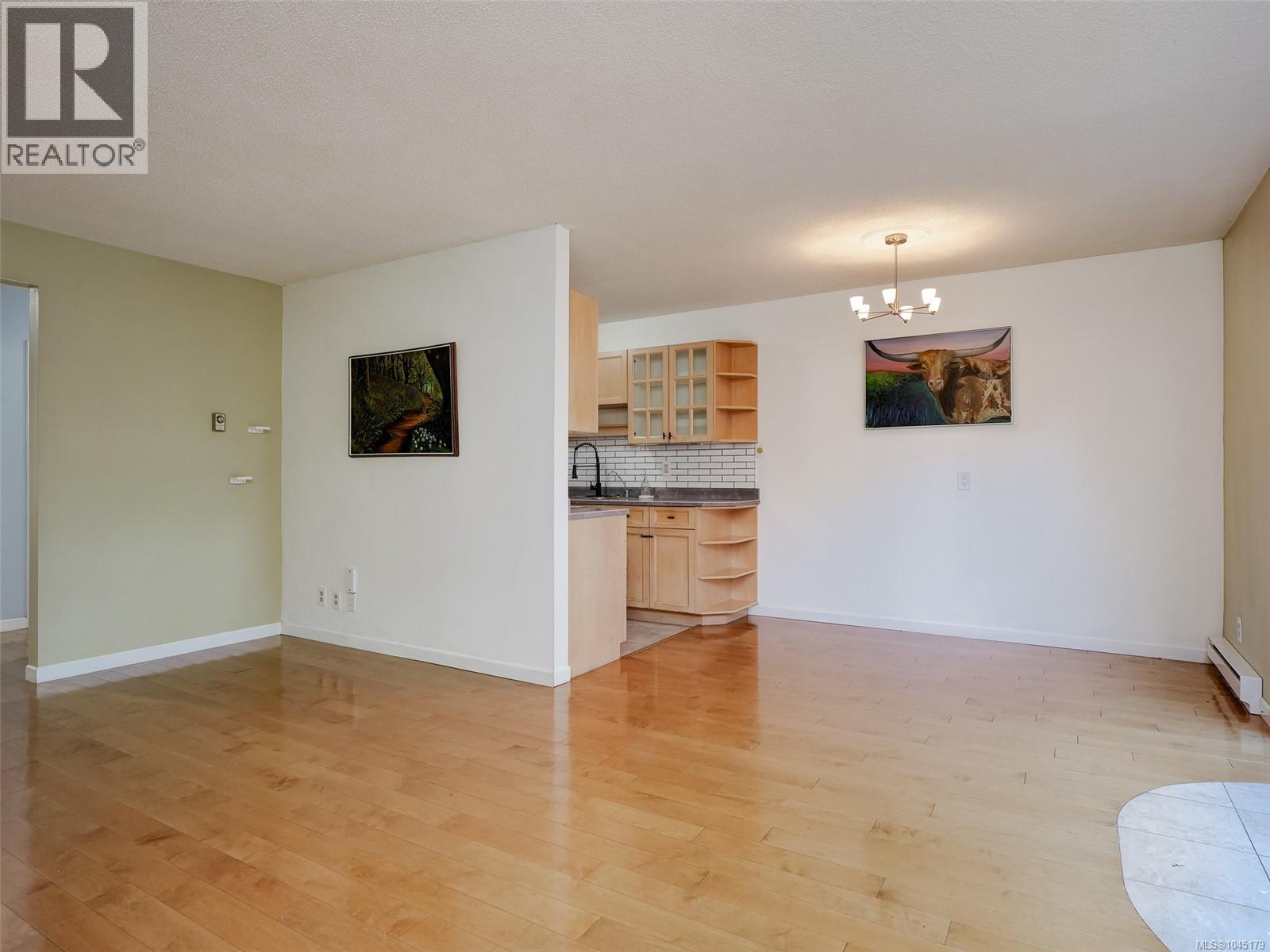 15 1701 McKenzie Avenue, Saanich