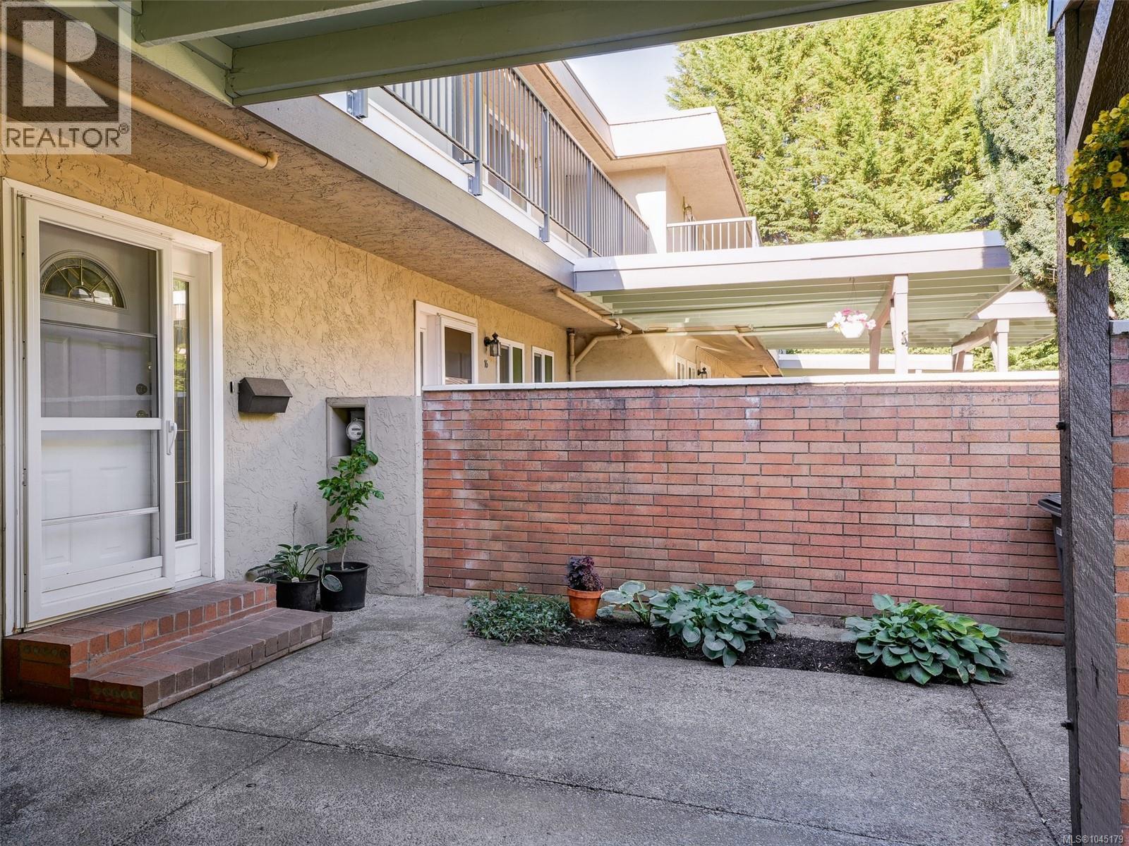 15 1701 McKenzie Avenue, Saanich