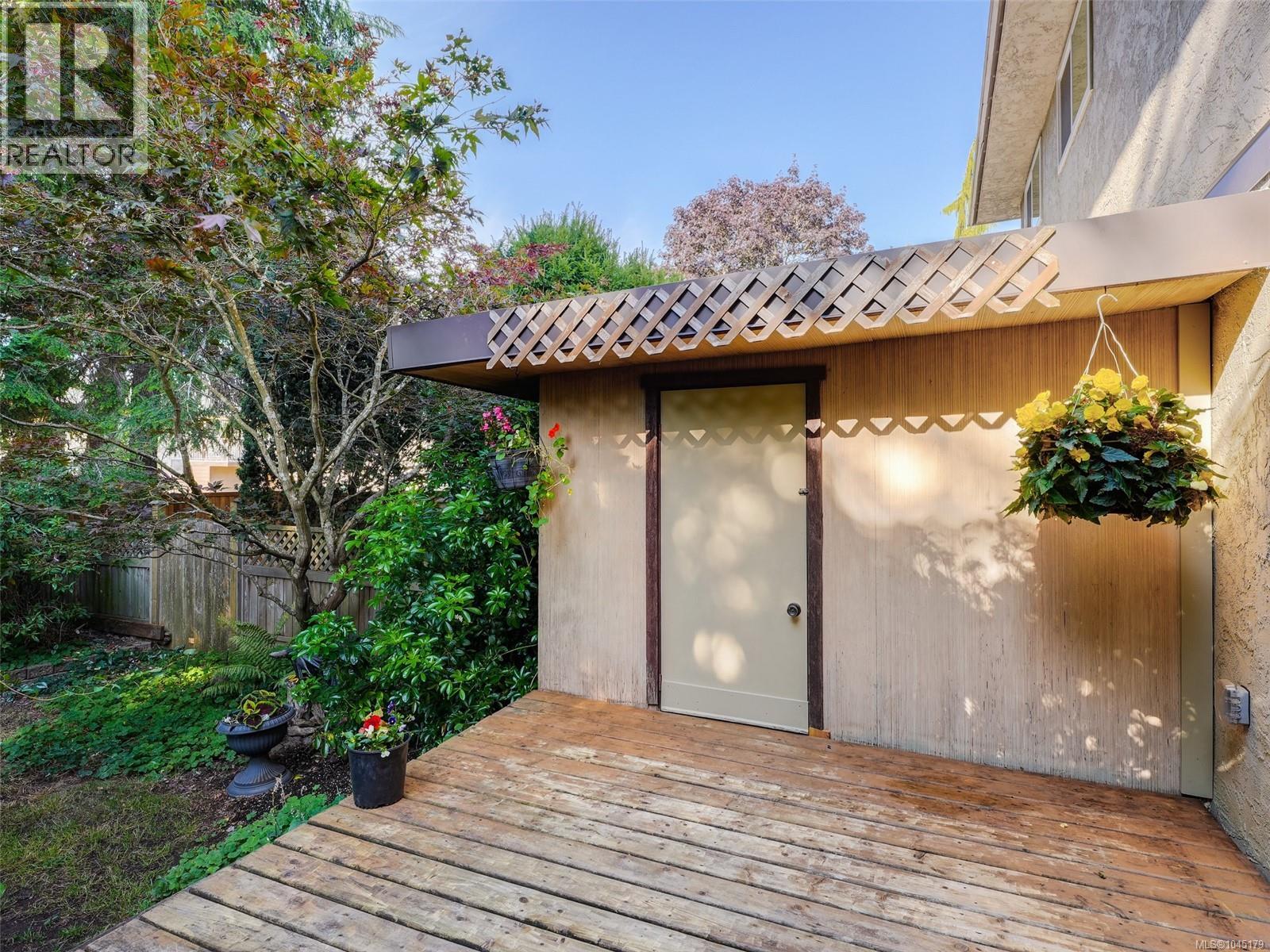 15 1701 McKenzie Avenue, Saanich