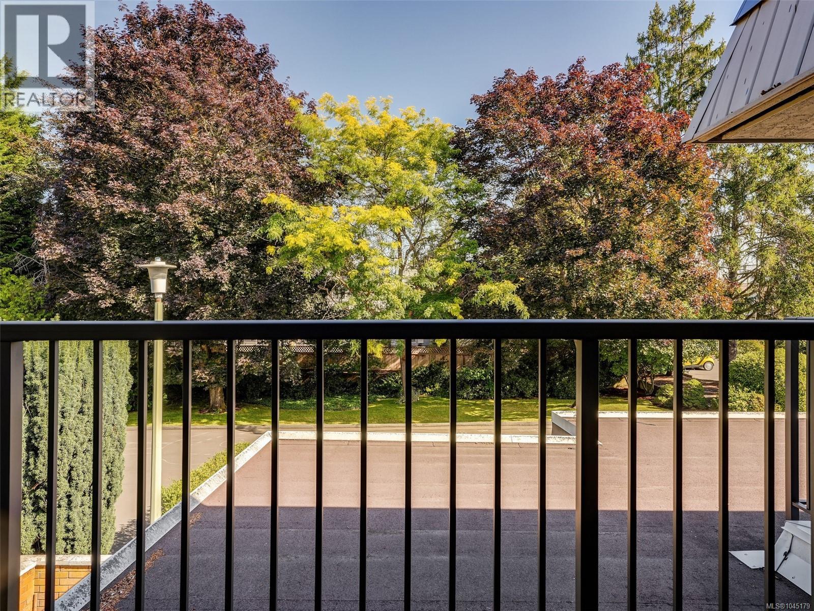 15 1701 McKenzie Avenue, Saanich
